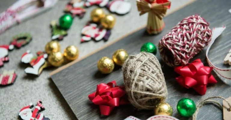Wooden Christmas ornaments are far from a new phenomenon. Their origin dates back centuries to Germany’s Erzgebirge region, known for its rich woodworking traditions. In the 17th century,
